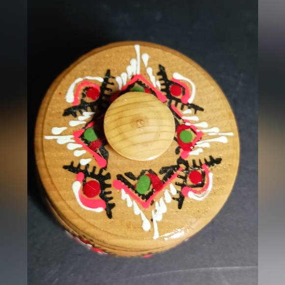 Small Ukrainian Wooden Trinket Box with Lid, handpainted - Picture 5 of 6